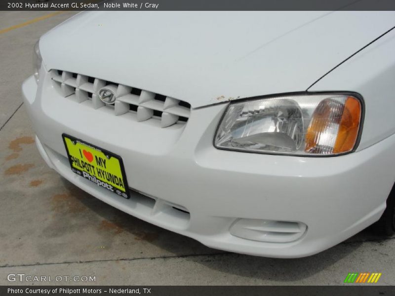 Noble White / Gray 2002 Hyundai Accent GL Sedan