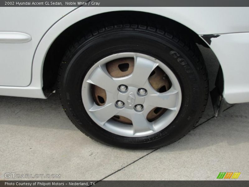 Noble White / Gray 2002 Hyundai Accent GL Sedan