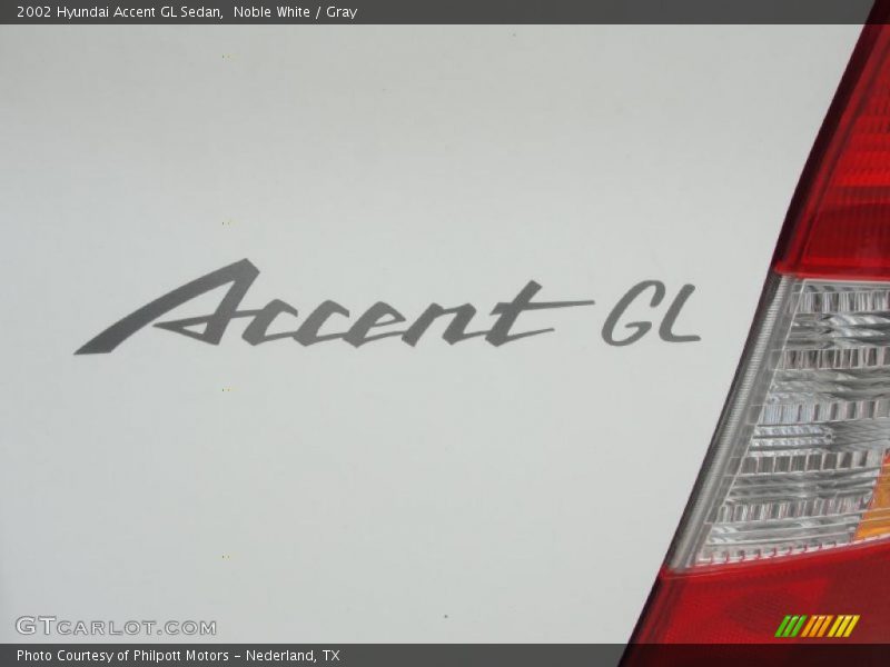Noble White / Gray 2002 Hyundai Accent GL Sedan