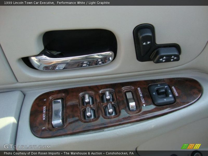 Performance White / Light Graphite 1999 Lincoln Town Car Executive