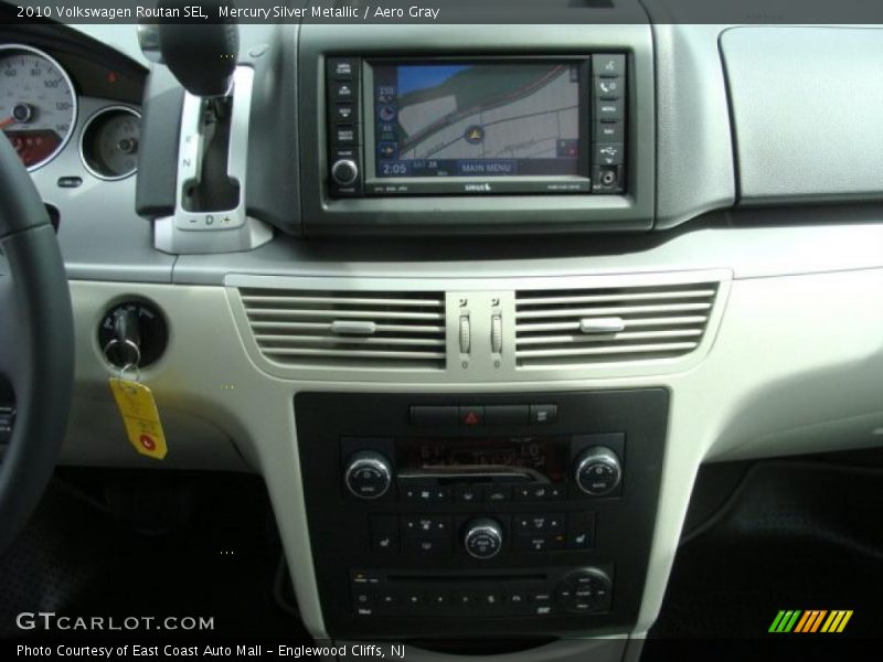 Mercury Silver Metallic / Aero Gray 2010 Volkswagen Routan SEL