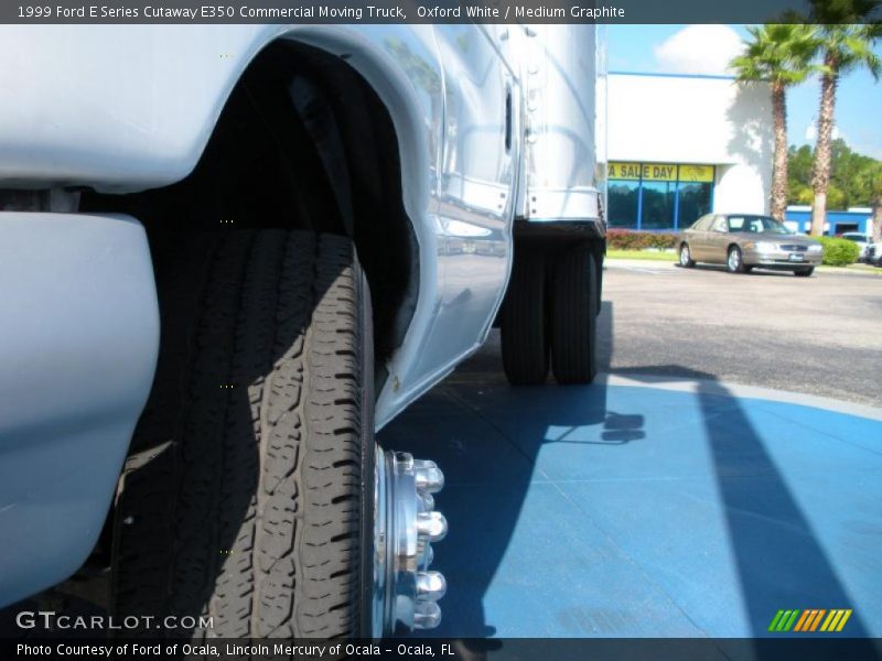Oxford White / Medium Graphite 1999 Ford E Series Cutaway E350 Commercial Moving Truck