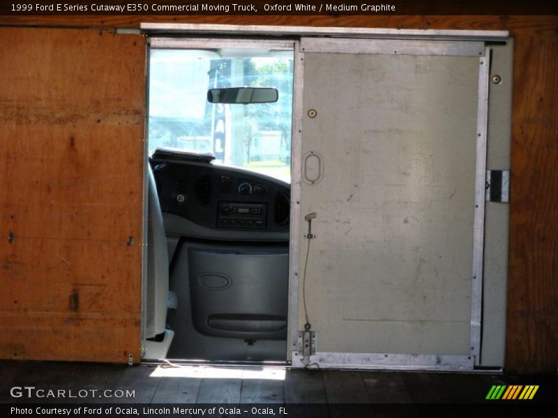 Oxford White / Medium Graphite 1999 Ford E Series Cutaway E350 Commercial Moving Truck