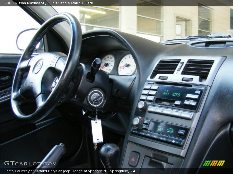 Sunlit Sand Metallic / Black 2000 Nissan Maxima SE