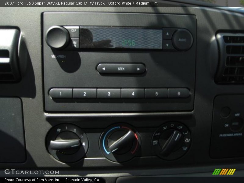 Oxford White / Medium Flint 2007 Ford F550 Super Duty XL Regular Cab Utility Truck