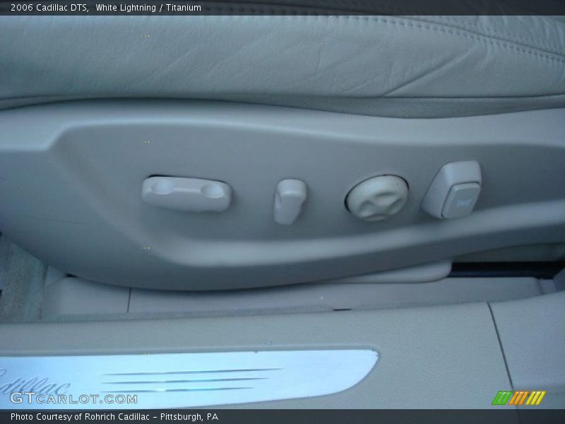 White Lightning / Titanium 2006 Cadillac DTS