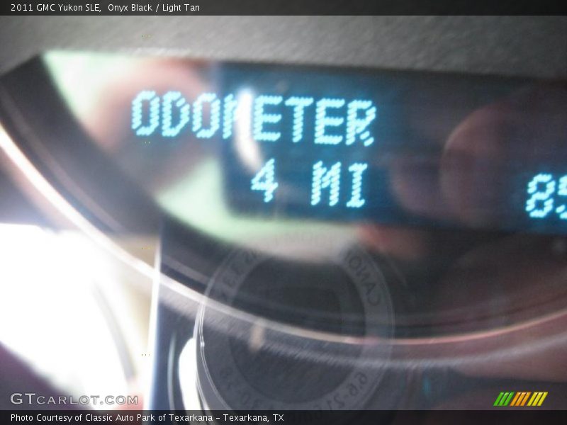 Onyx Black / Light Tan 2011 GMC Yukon SLE