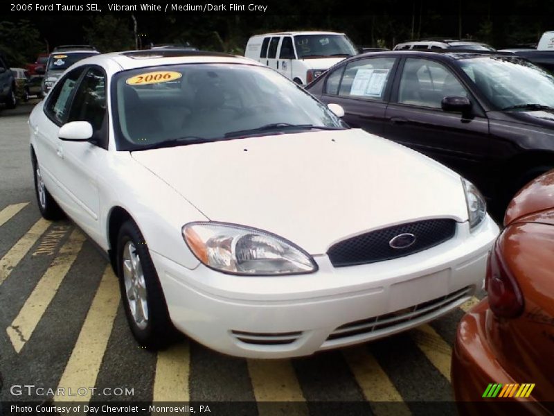Vibrant White / Medium/Dark Flint Grey 2006 Ford Taurus SEL