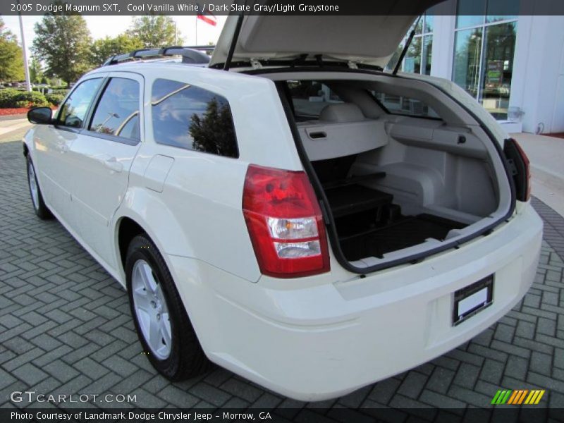 Cool Vanilla White / Dark Slate Gray/Light Graystone 2005 Dodge Magnum SXT