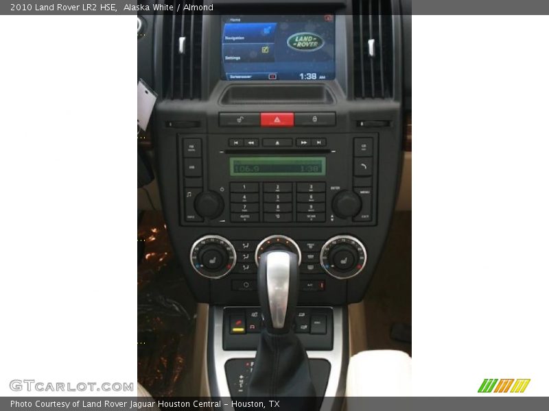 Alaska White / Almond 2010 Land Rover LR2 HSE