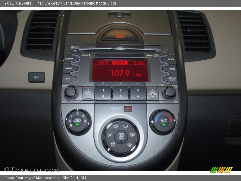 Titanium Gray / Sand/Black Houndstooth Cloth 2011 Kia Soul !