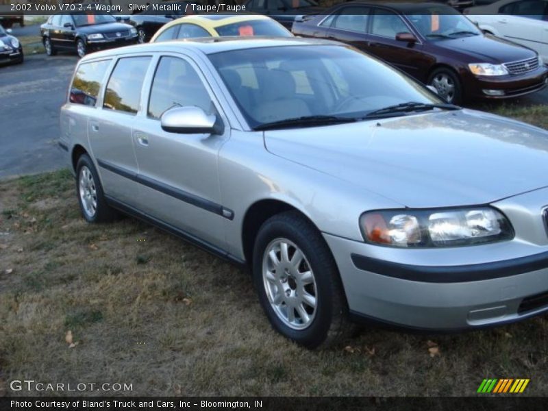 Silver Metallic / Taupe/Taupe 2002 Volvo V70 2.4 Wagon