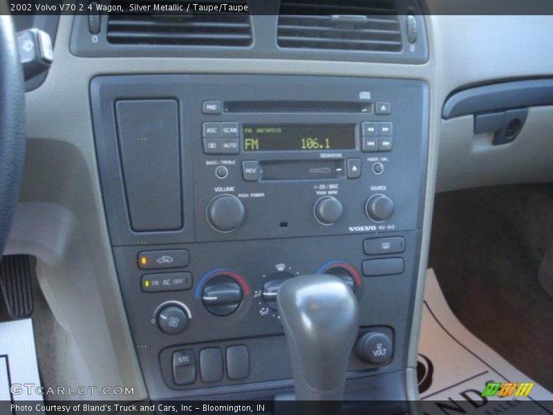 Silver Metallic / Taupe/Taupe 2002 Volvo V70 2.4 Wagon