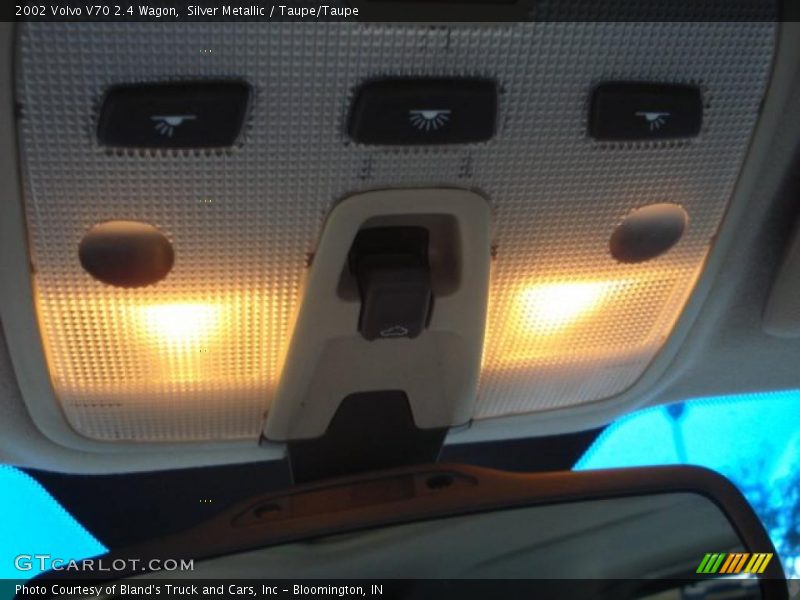 Silver Metallic / Taupe/Taupe 2002 Volvo V70 2.4 Wagon