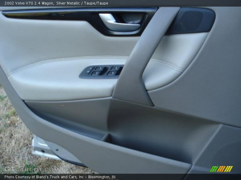 Silver Metallic / Taupe/Taupe 2002 Volvo V70 2.4 Wagon