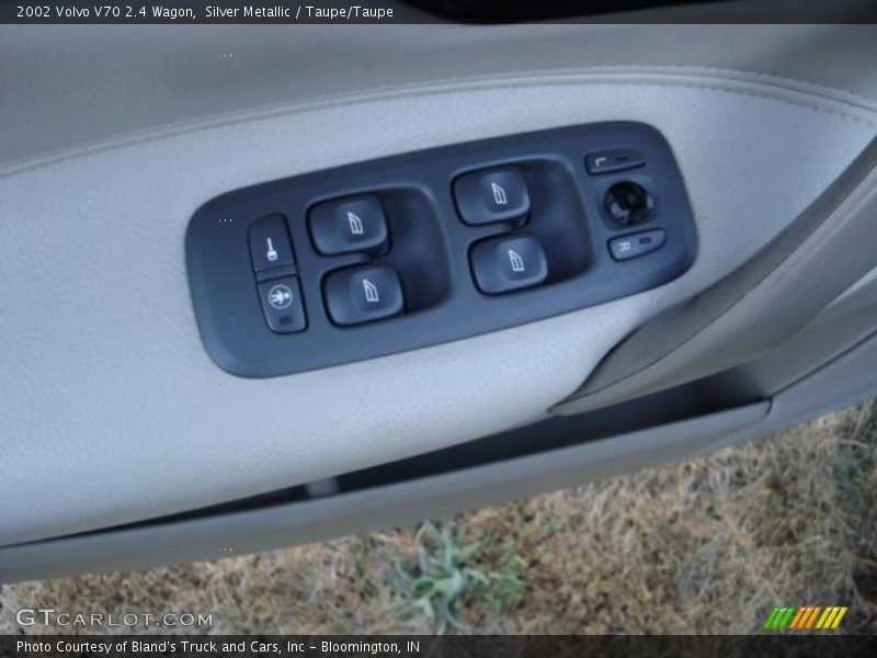 Silver Metallic / Taupe/Taupe 2002 Volvo V70 2.4 Wagon