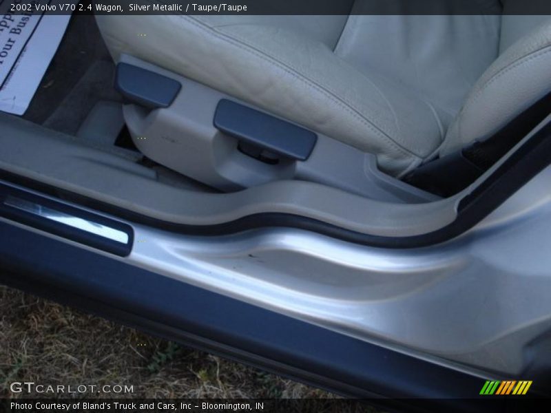 Silver Metallic / Taupe/Taupe 2002 Volvo V70 2.4 Wagon
