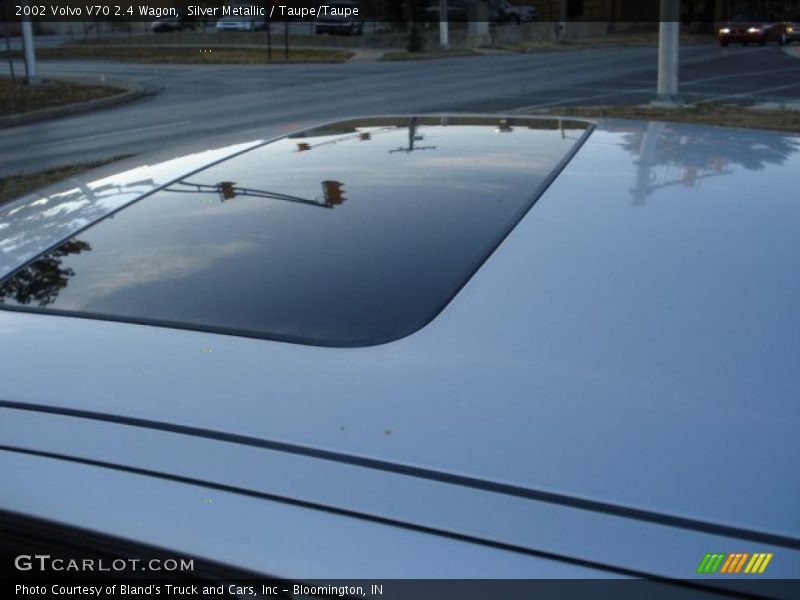 Silver Metallic / Taupe/Taupe 2002 Volvo V70 2.4 Wagon