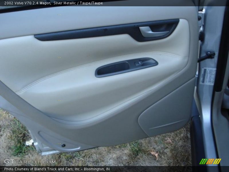 Silver Metallic / Taupe/Taupe 2002 Volvo V70 2.4 Wagon