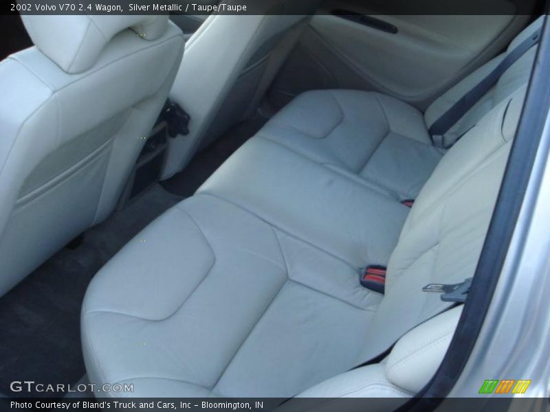 Silver Metallic / Taupe/Taupe 2002 Volvo V70 2.4 Wagon