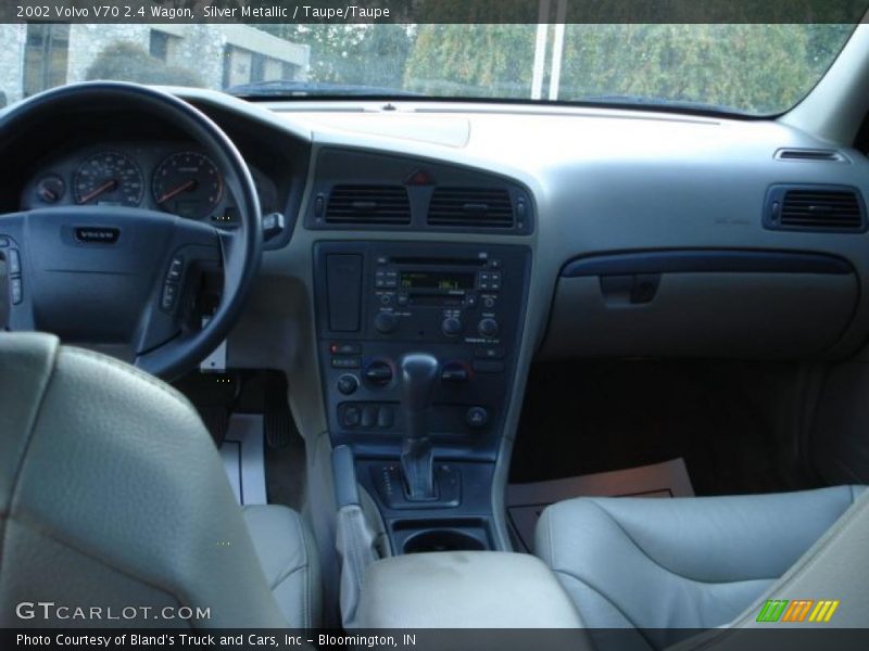 Silver Metallic / Taupe/Taupe 2002 Volvo V70 2.4 Wagon
