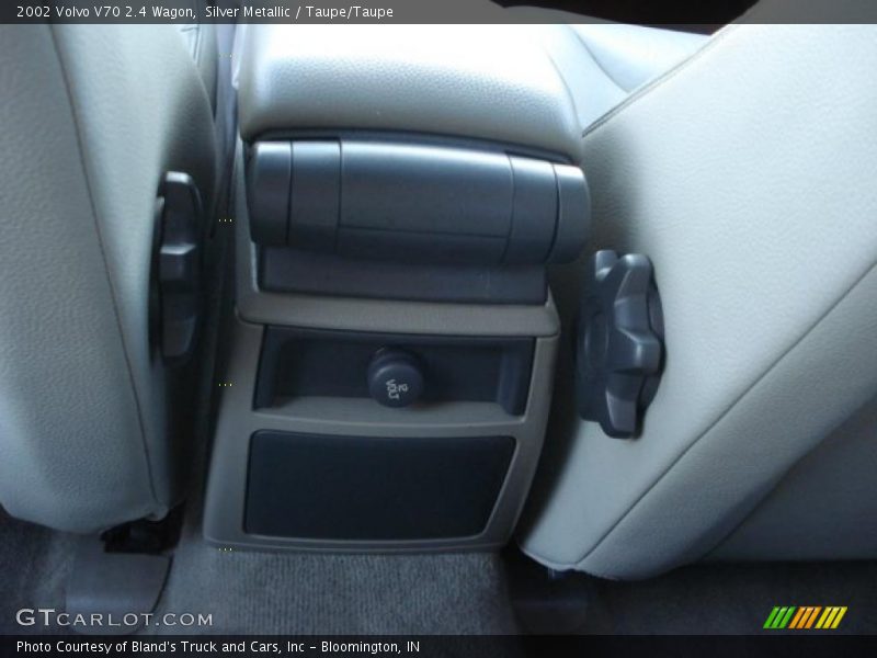 Silver Metallic / Taupe/Taupe 2002 Volvo V70 2.4 Wagon