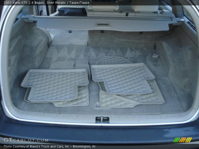Silver Metallic / Taupe/Taupe 2002 Volvo V70 2.4 Wagon
