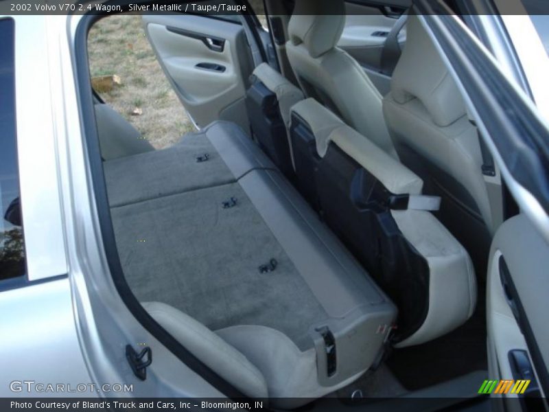 Silver Metallic / Taupe/Taupe 2002 Volvo V70 2.4 Wagon