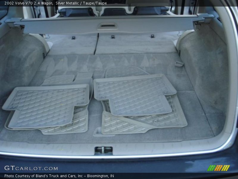 Silver Metallic / Taupe/Taupe 2002 Volvo V70 2.4 Wagon