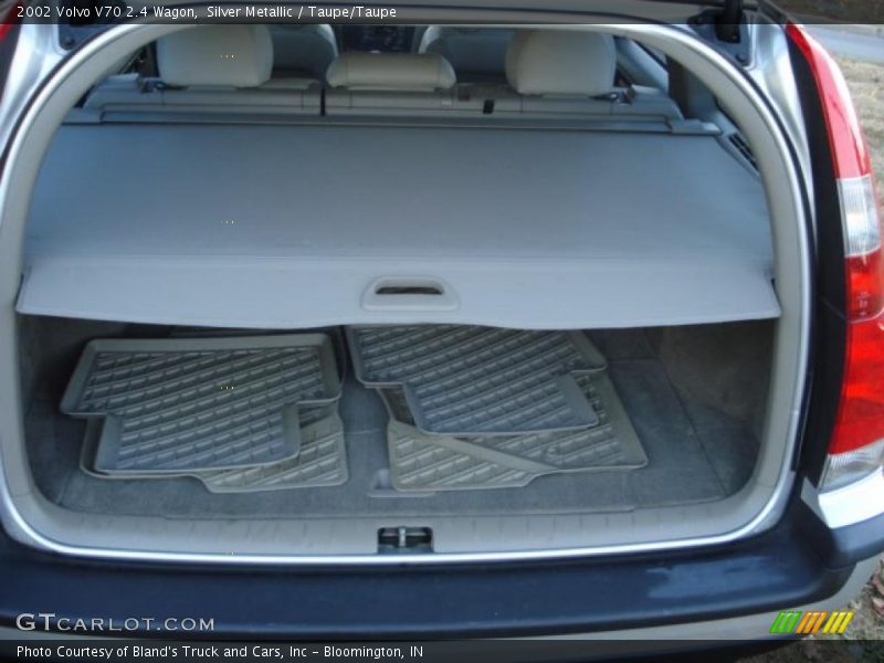 Silver Metallic / Taupe/Taupe 2002 Volvo V70 2.4 Wagon