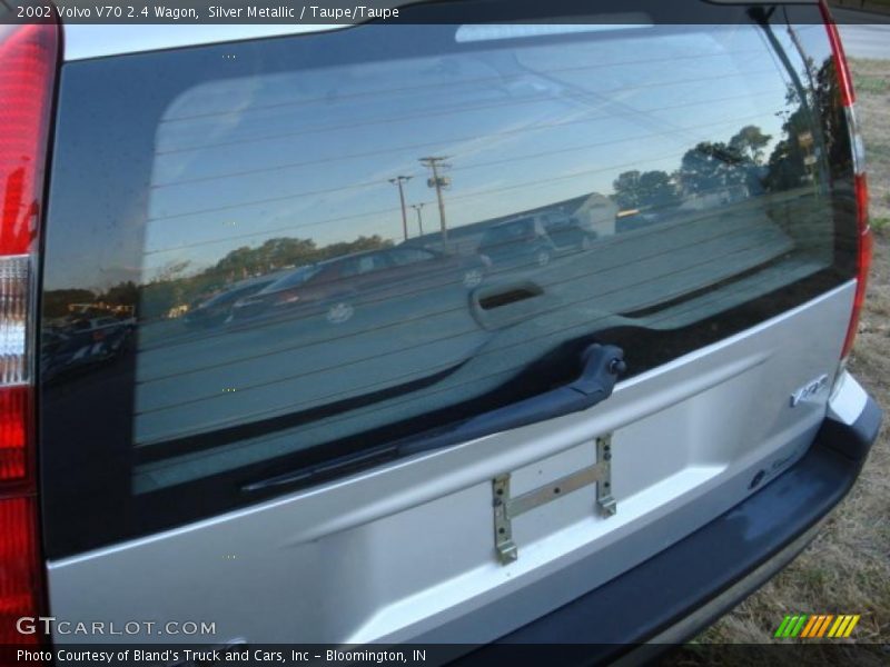 Silver Metallic / Taupe/Taupe 2002 Volvo V70 2.4 Wagon