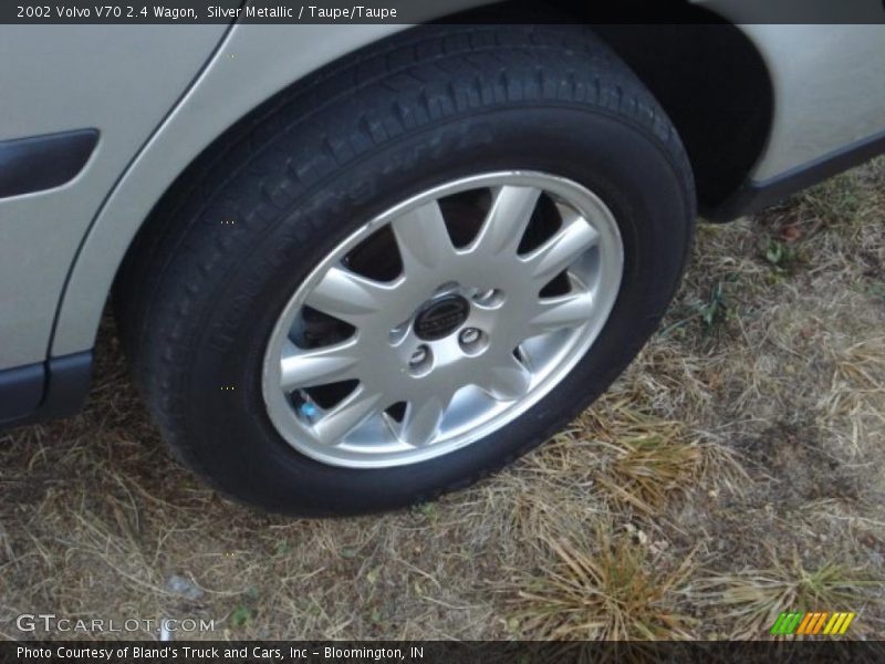 Silver Metallic / Taupe/Taupe 2002 Volvo V70 2.4 Wagon