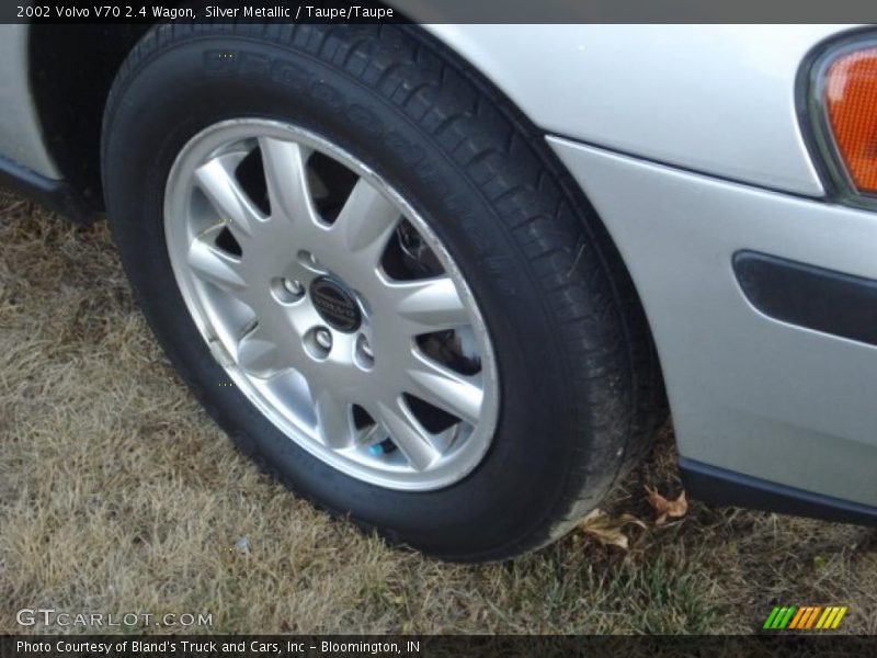 Silver Metallic / Taupe/Taupe 2002 Volvo V70 2.4 Wagon