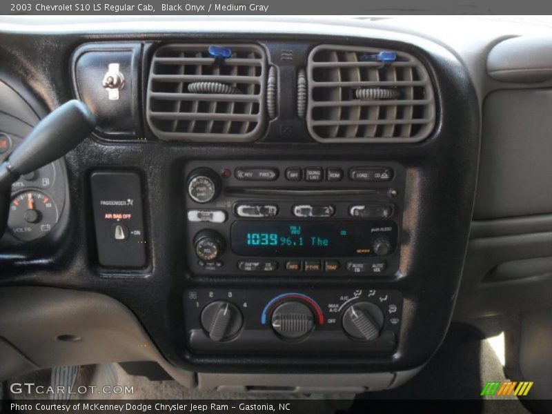 Black Onyx / Medium Gray 2003 Chevrolet S10 LS Regular Cab