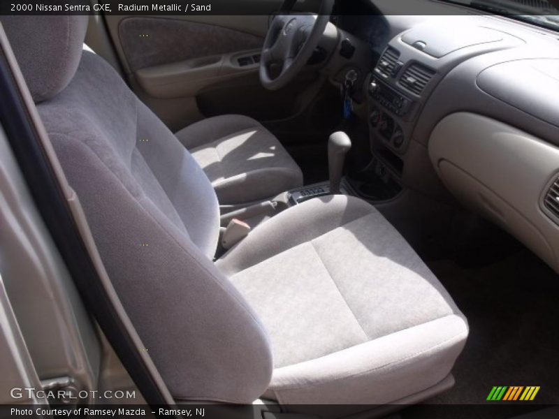 Radium Metallic / Sand 2000 Nissan Sentra GXE