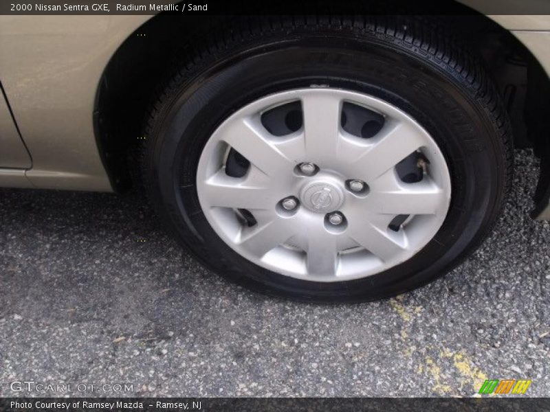 Radium Metallic / Sand 2000 Nissan Sentra GXE