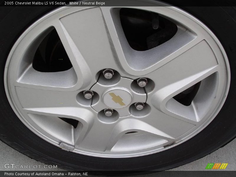 White / Neutral Beige 2005 Chevrolet Malibu LS V6 Sedan