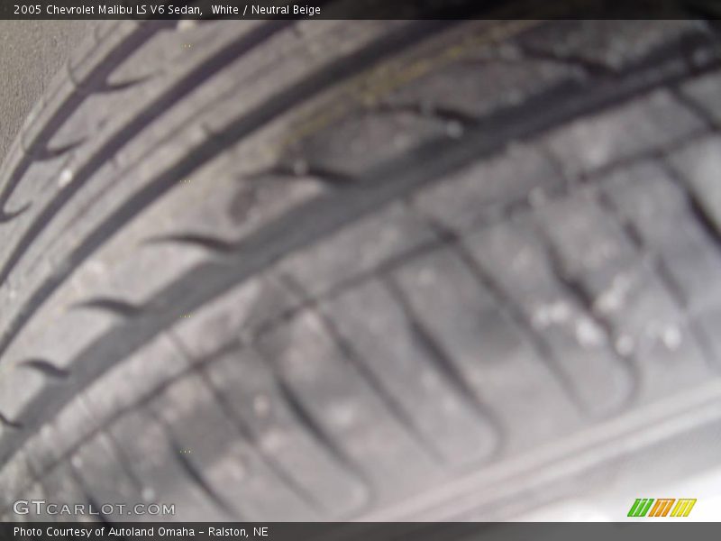 White / Neutral Beige 2005 Chevrolet Malibu LS V6 Sedan