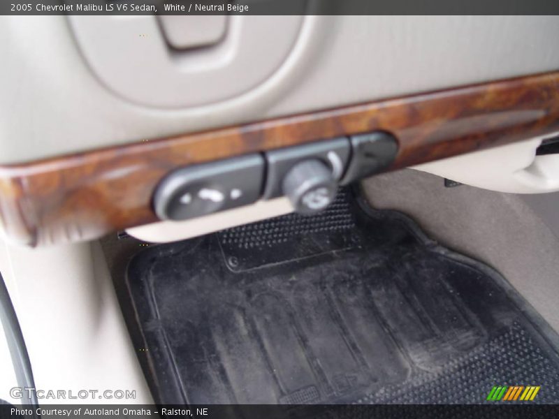 White / Neutral Beige 2005 Chevrolet Malibu LS V6 Sedan