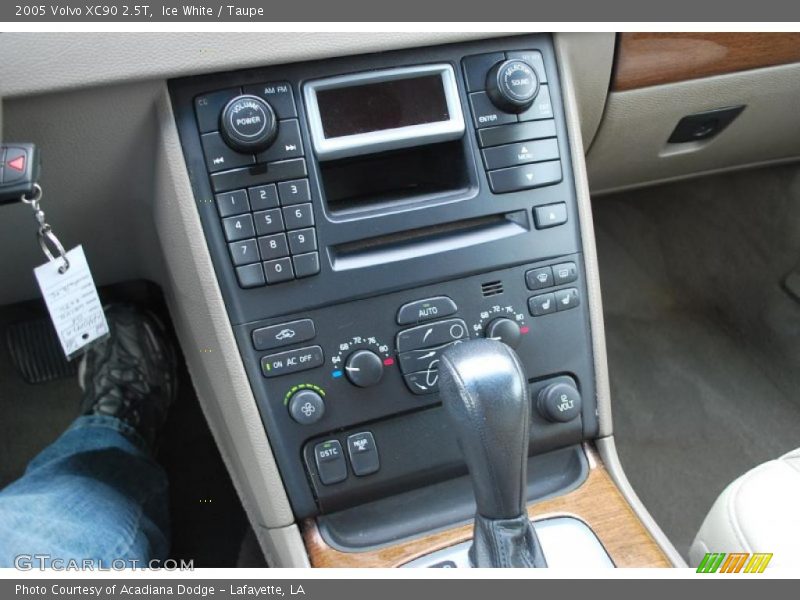 Ice White / Taupe 2005 Volvo XC90 2.5T