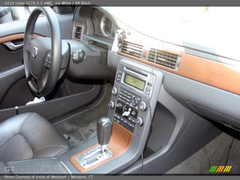 Ice White / Off Black 2010 Volvo XC70 3.2 AWD