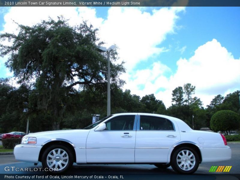 Vibrant White / Medium Light Stone 2010 Lincoln Town Car Signature Limited