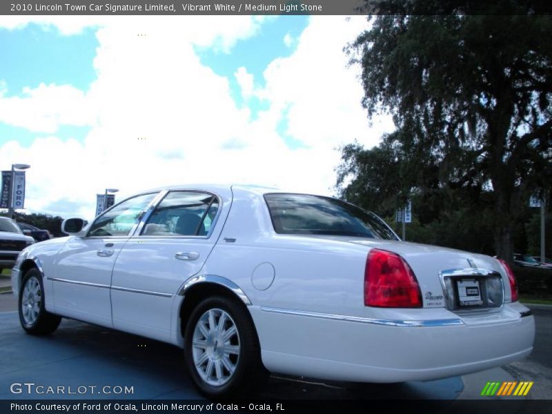 Vibrant White / Medium Light Stone 2010 Lincoln Town Car Signature Limited