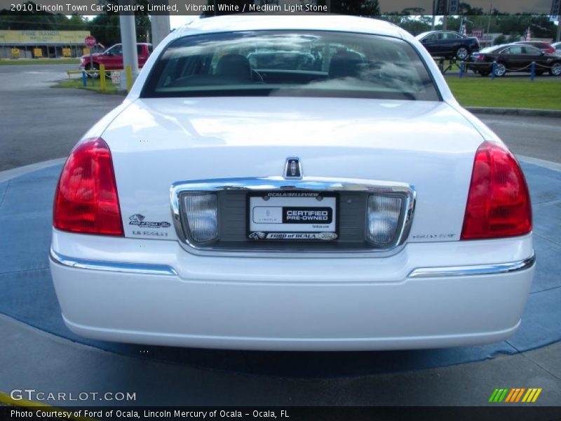 Vibrant White / Medium Light Stone 2010 Lincoln Town Car Signature Limited