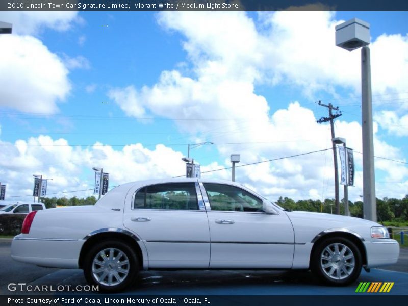 Vibrant White / Medium Light Stone 2010 Lincoln Town Car Signature Limited