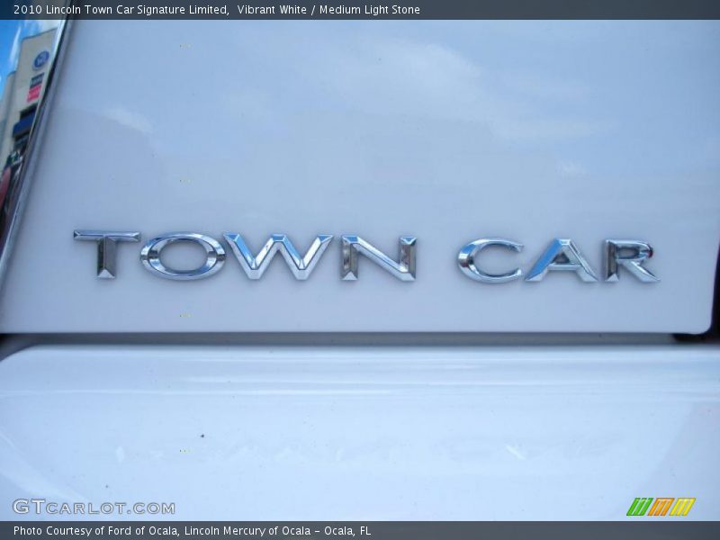 Vibrant White / Medium Light Stone 2010 Lincoln Town Car Signature Limited