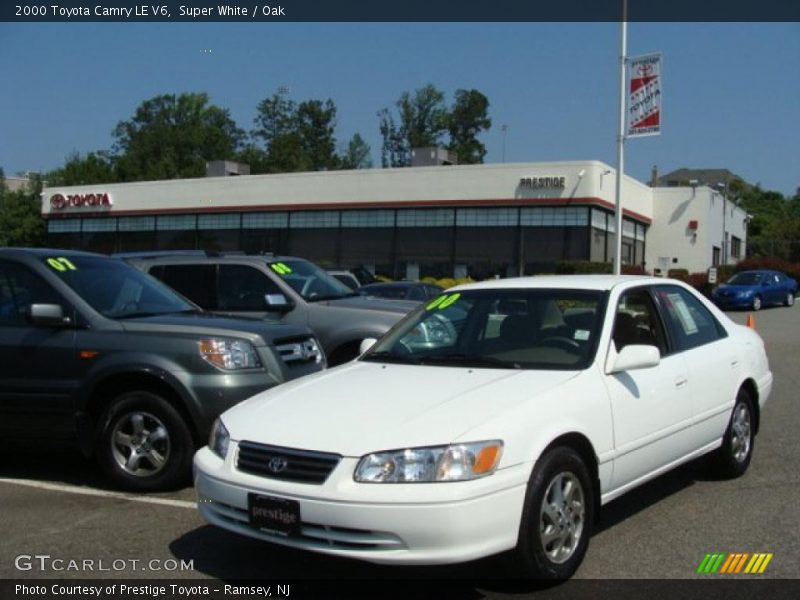 Super White / Oak 2000 Toyota Camry LE V6