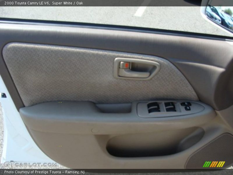Super White / Oak 2000 Toyota Camry LE V6
