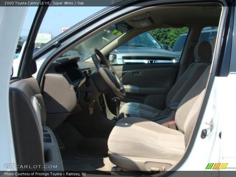 Super White / Oak 2000 Toyota Camry LE V6