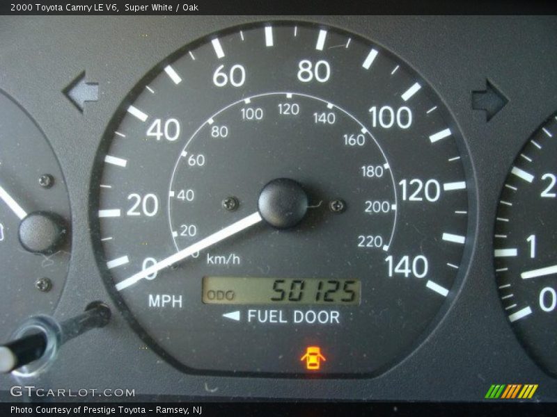 Super White / Oak 2000 Toyota Camry LE V6